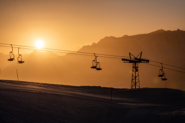 Sonnenaufgang im Skigebiet Brigels (Foto: © Surselva Tourismus / Dani Ammann Photography)