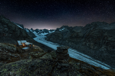 Die Fornohütte SAC bei Nacht (Foto: © Fornohütte SAC)