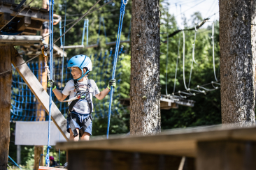 Kleiner Junge im Seilpark Davos (Foto: © Destination Davos Klosters / Martin Bissig)