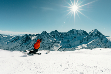 Snowboarders en safari à Ski en Engadine (Photo : © Switzerland Tourism / Silvano Zeiter)
