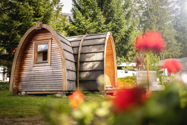 Holziglu auf dem Camping St. Cassian in Lantsch, umgeben von Bäumen
