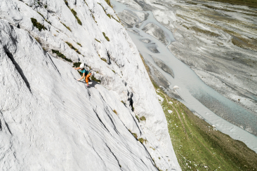 Ein Gast klettert an einem Fels im UNESCO-Welterbe Tektonikarena Sardona