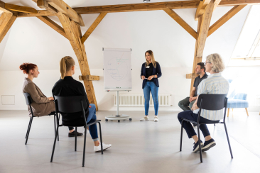 Gruppe redet über das Thema Sucht