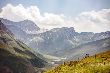 Drei Wandernde und ein Blick ins hinterste Safiental mit Turra im Hintergrund