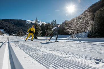 Langläufer*innen auf einer Loipe in der Region Davos Klosters
