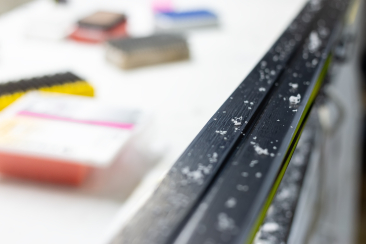 Langlaufski wird gewachst