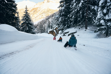Schlittelnde auf dem Schlittelweg von Zerfreila nach Vals