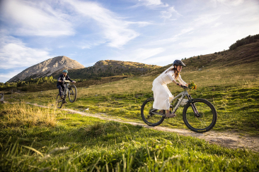 Bräutigam verfolgt Braut auf Mountainbike