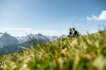 Paar geniesst Bündner Spezialitäten und Aussicht im Unterengadin
