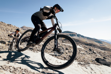 Die Gehrig-Zwillinge auf einem Bike Trail