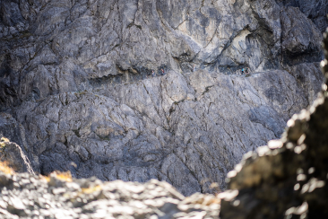 Wanderer bei Val d'Uina auf dem Nationalpark Panoramaweg