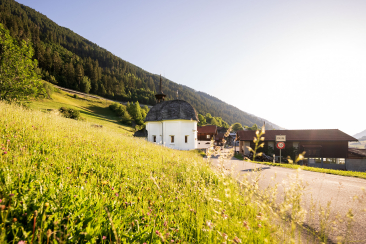 Dorfeingang vom Weiler Disla in der Surselva