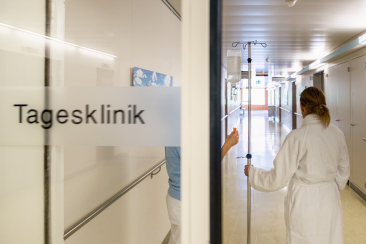 Eingangstür zur Tagesklink des Spitals Davos