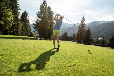 Eine Golferin schlägt auf dem Golfplatz Davos ab