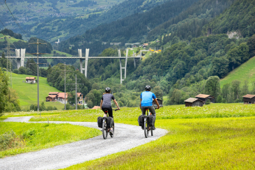 Zwei Fahrradfahrende auf der Prättigauer Route