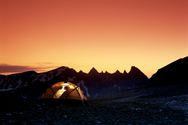 Ein Zelt über der Waldgrenze unterhalb der Tschingelhörner in der Ferienregion Flims Laax Falera