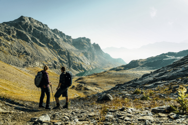 Zwei Wanderer blicken auf den Lunghinsee
