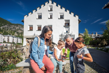 Eine Familie auf der Engadiner Kulturlinie – dem «TrenInn»