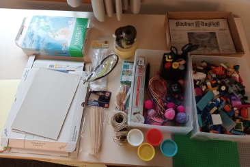 Diverse Bastelmaterialien für die Workshop-Durchführung