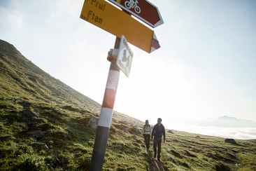 Wanderer über dem Wolkenmeer bei Ftan