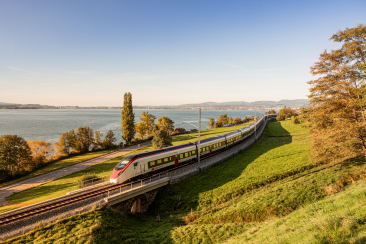 Ein Giruno-Zug am Zugersee