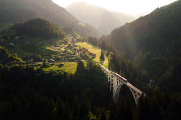 Kulturdorf Langwies mit dem Viadukt