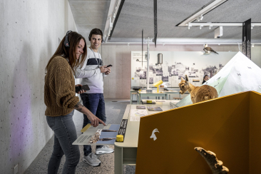 Zwei Personen im Nationalparkzentrum in Zernez