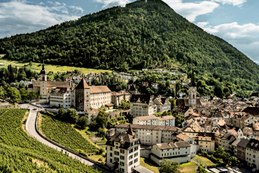 Die Altstadt von Chur mit der Kathedrale St. Mariä Himmelfahrt und der Kirche St. Martin