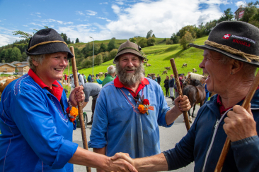 Zwei Älpler geben sich am Alpabzug in Brigels 2022 die Hand und begrüssen sich