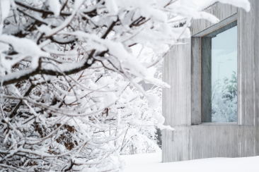 Modernes Haus aus Sichtbeton in verschneiter Winterlandschaft in Graubünden