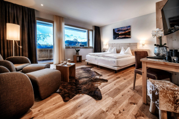 Zimmer Alpine Panorama Double Plus im Golf- & Sporthotel Hof Maran in Arosa mit Blick auf die Alpen