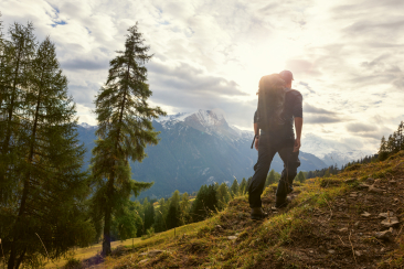 Mann auf einem Wanderweg im Parc Ela