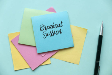 Bunte Notizzettel mit dem Text «Breakout Session» neben einem Stift auf blauem Untergrund