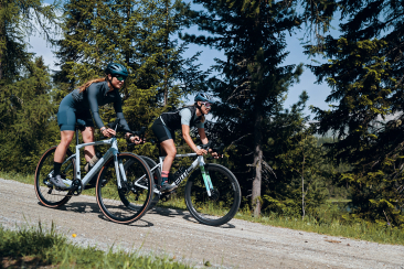 Gravelbikerinnen unterwegs im Engadin
