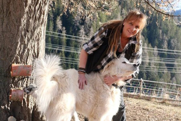 Fairtrail Testimonial Landwirtin Petra Hassler mit ihrem Hund.