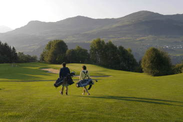 2 Personen am Golfen in Brigels.