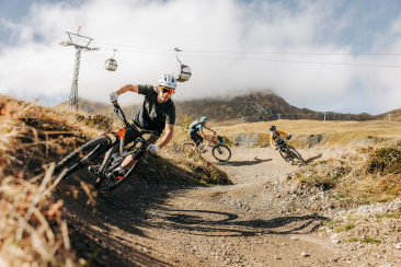3 Biker*innen auf dem Hörnli Trail Arosa.
