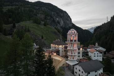 Tor Alva in Mulegns vor alpiner Kulisse bei Tageslicht