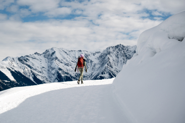 Person auf der Winterweitwanderung Via Mundaun