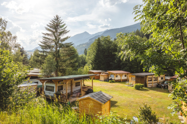 Camping Islas in Filisur mit Stellplätzen für Wohnmobile und viel Grün