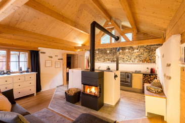 Gemütlicher Wohn-, Ess- und Küchenbereich im autarken Maiensäss Pundelon in Mesocco