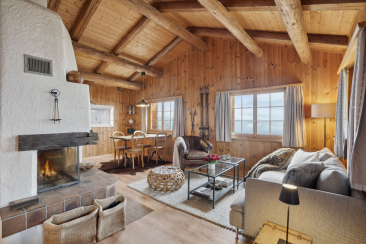 Gemütlicher Wohn- und Essbereich mit Cheminée im Maiensäss Stafel 45 in Mutten