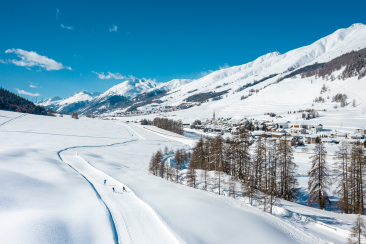 Umgeben von verschneiten Bergen ist die Loipe von Zuoz nach Zernez.