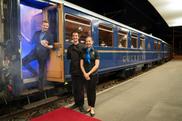 Crew und Magier Tino Plaz vor dem nostalgischen Gourmino-Speisewagen der Rhätischen Bahn