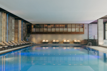 Indoor-Pool mit Liegestühlen im Kulm Hotel St. Moritz