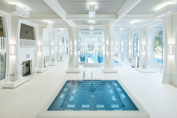 Die helle, weisse Badelandschaft der Tamina Therme in Bad Ragaz