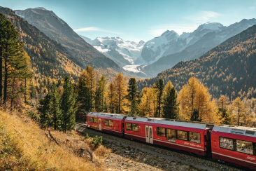 Die Rhätische Bahn in der Montebello-Kurve vor der Kulisse des Morteratschgletschers