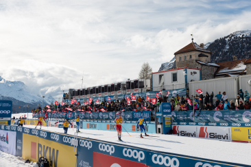 Langläufer im Zielsprint beim Weltcup in Silvaplana