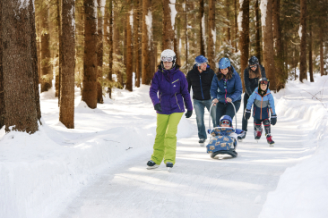 Familie auf der Skateline Albula (Foto: © Schweiz Tourismus / Silvano Zeiter)