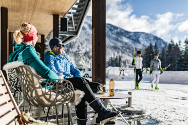 Ein Paar entspannt vor der Biathlon Arena Lenzerheide